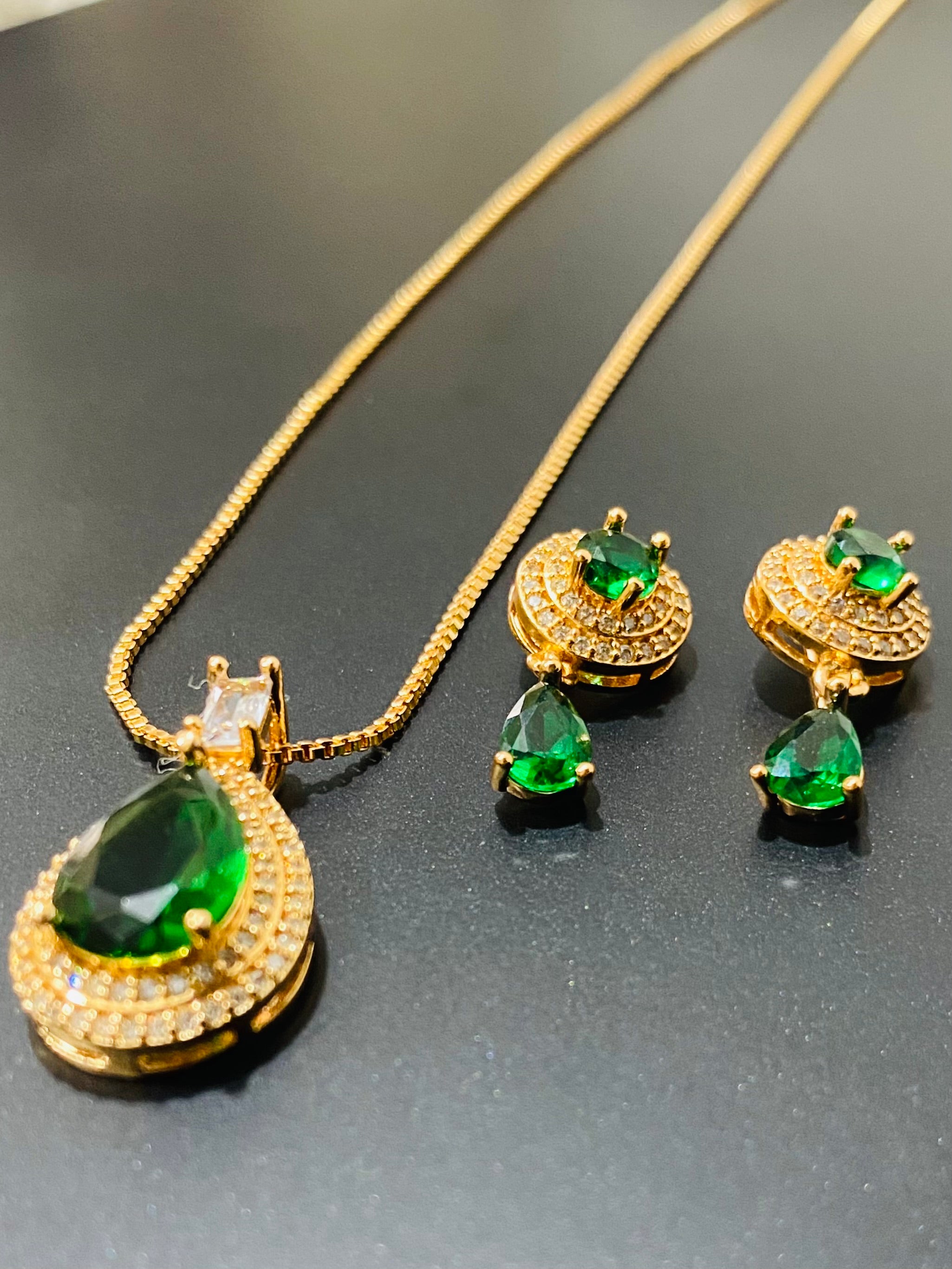 Elegant Gold and Green Teardrop Pendant Set