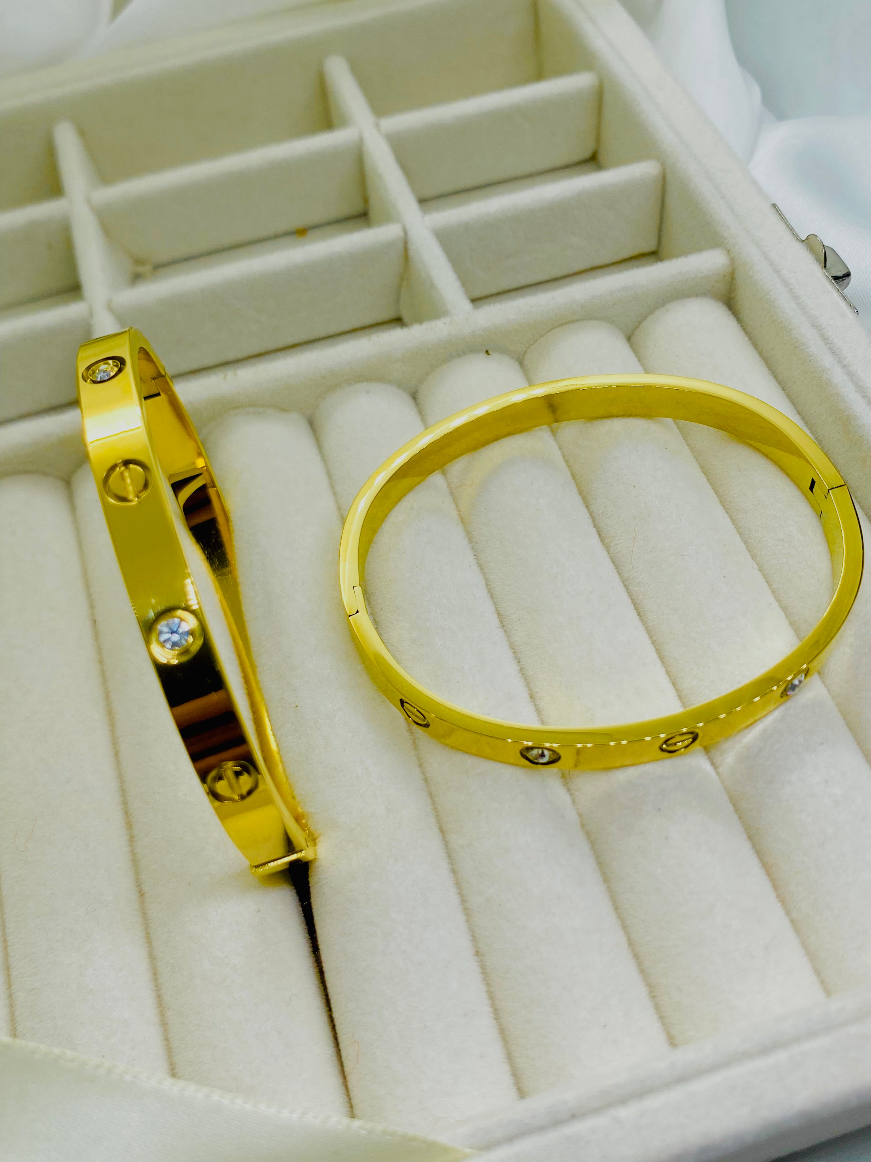 Screw-Motif Gold Love Bracelet