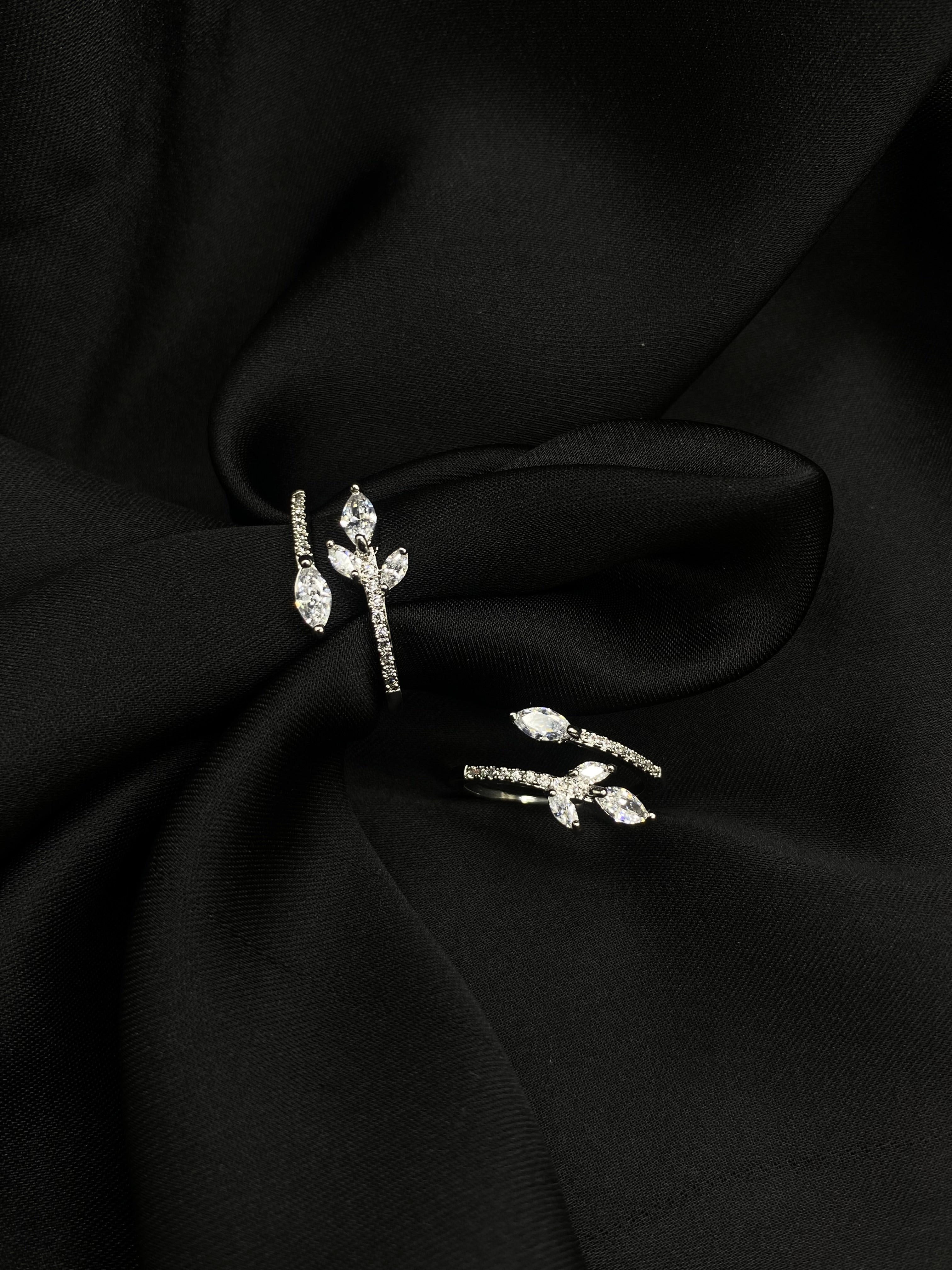 Elegant Leaf-Inspired Diamond Ring