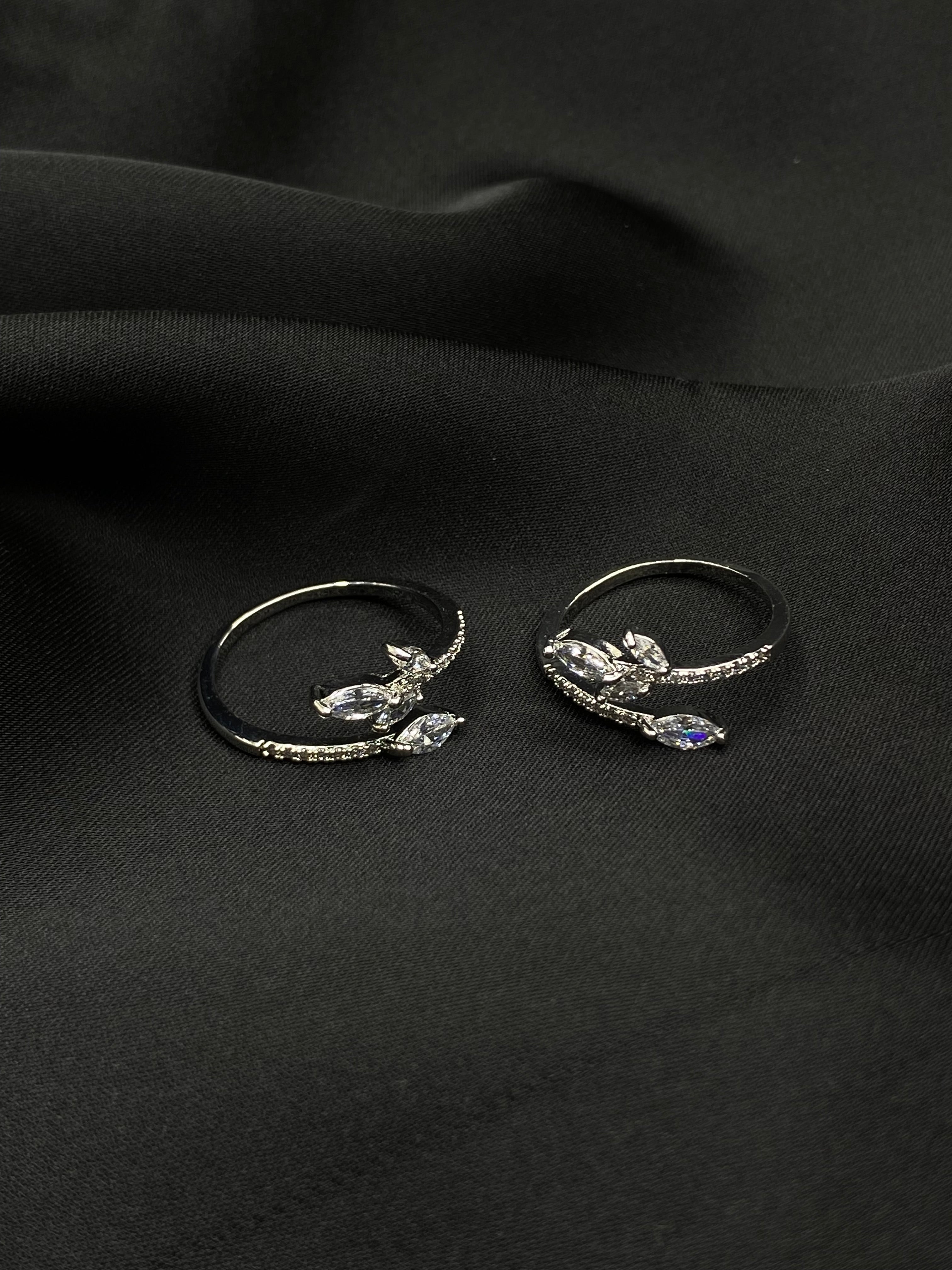 Elegant Leaf-Inspired Diamond Ring