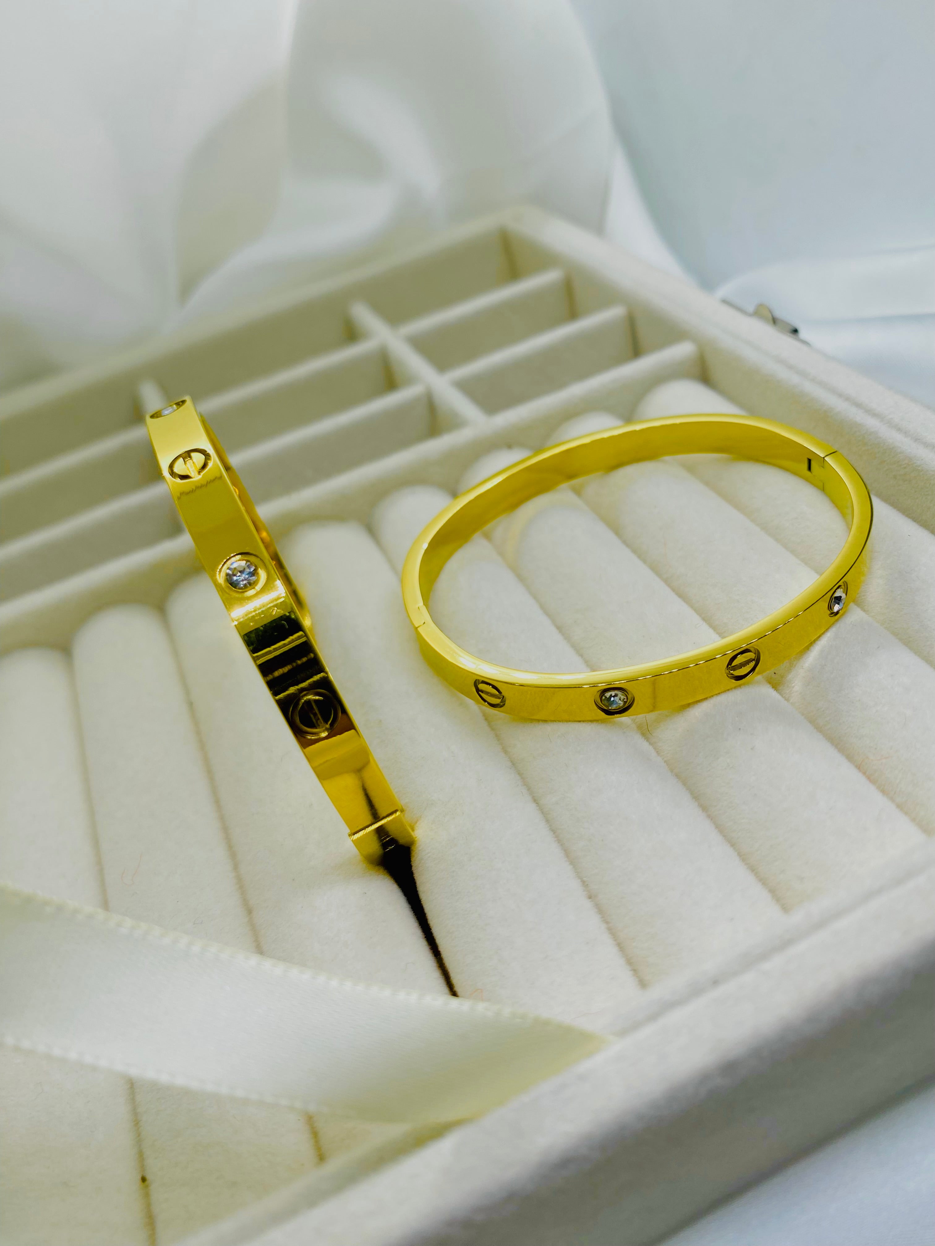Screw-Motif Gold Love Bracelet