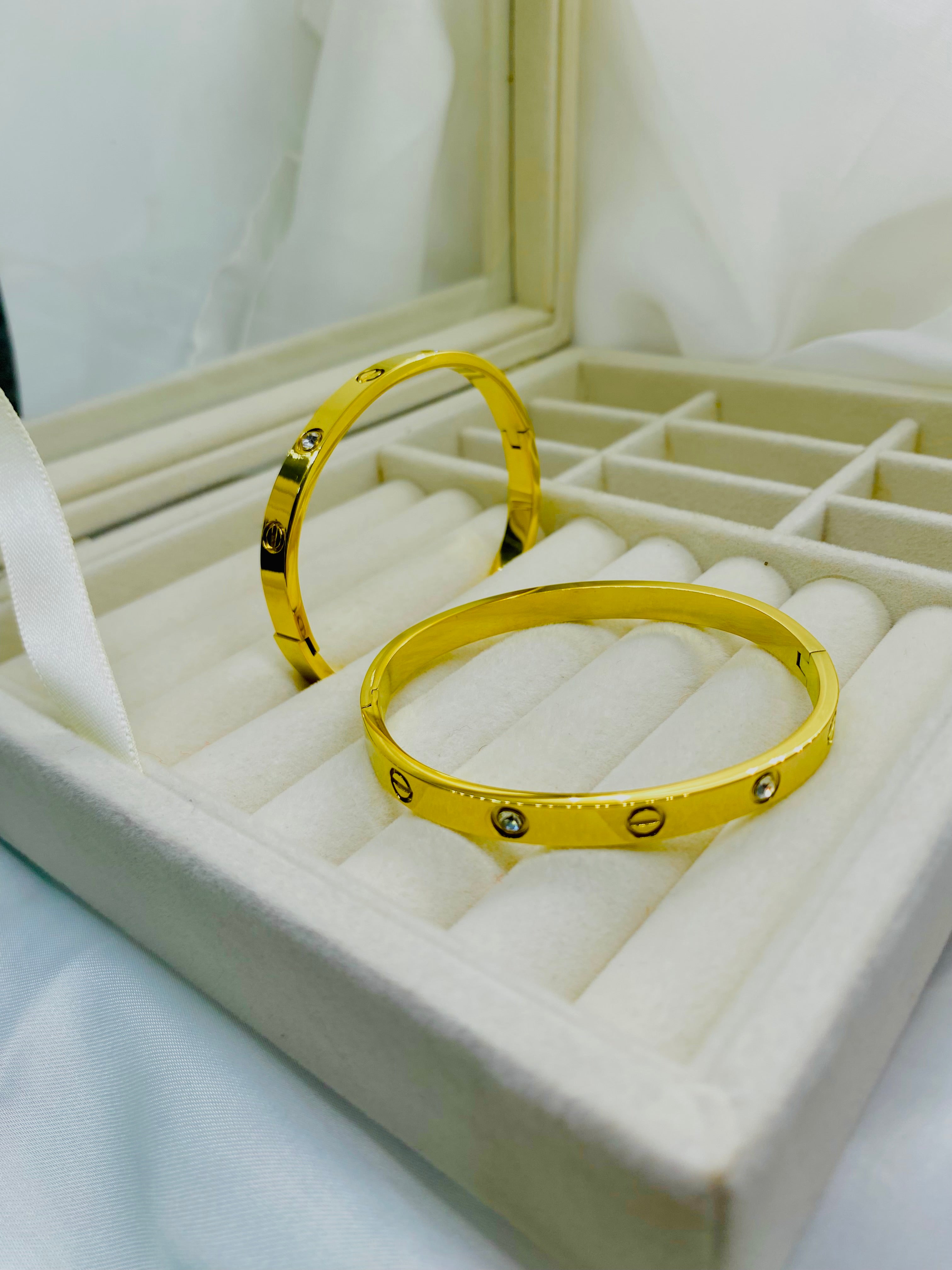 Screw-Motif Gold Love Bracelet