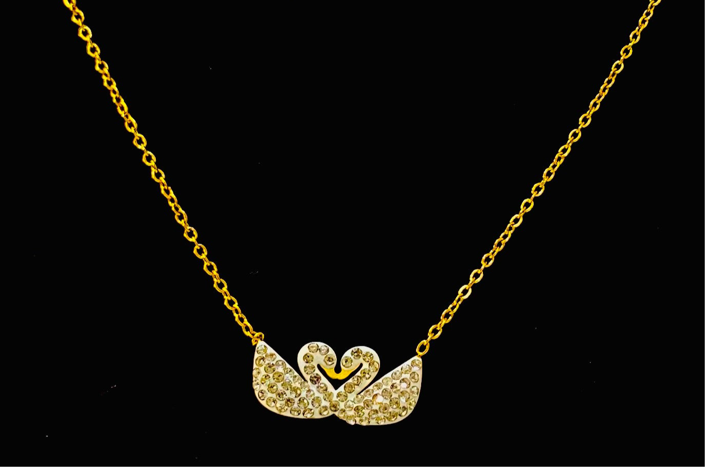 Elegant Gold Necklace with Swan-Inspired Pendant