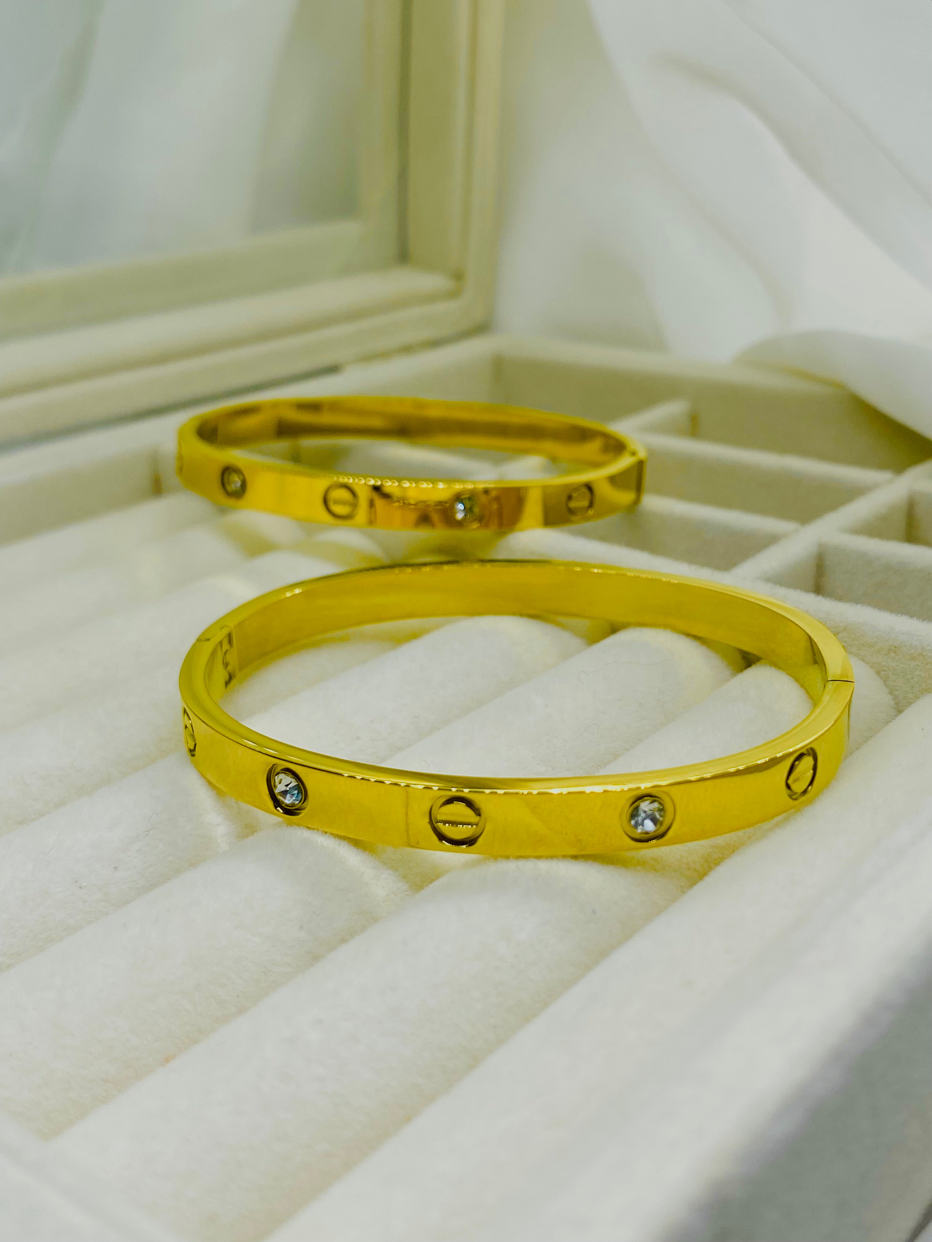 Screw-Motif Gold Love Bracelet