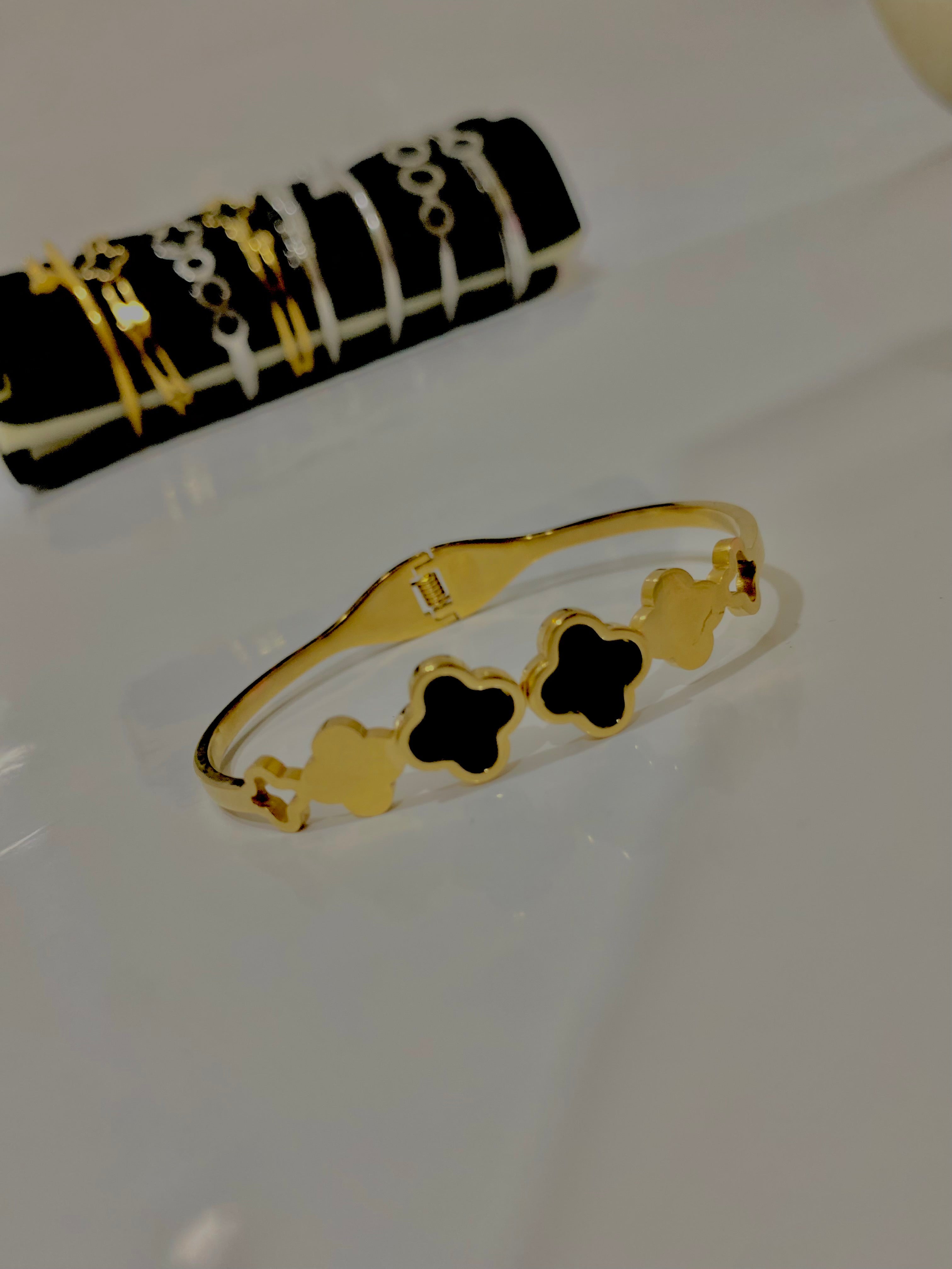Elegant Gold & Black Clover Bracelet