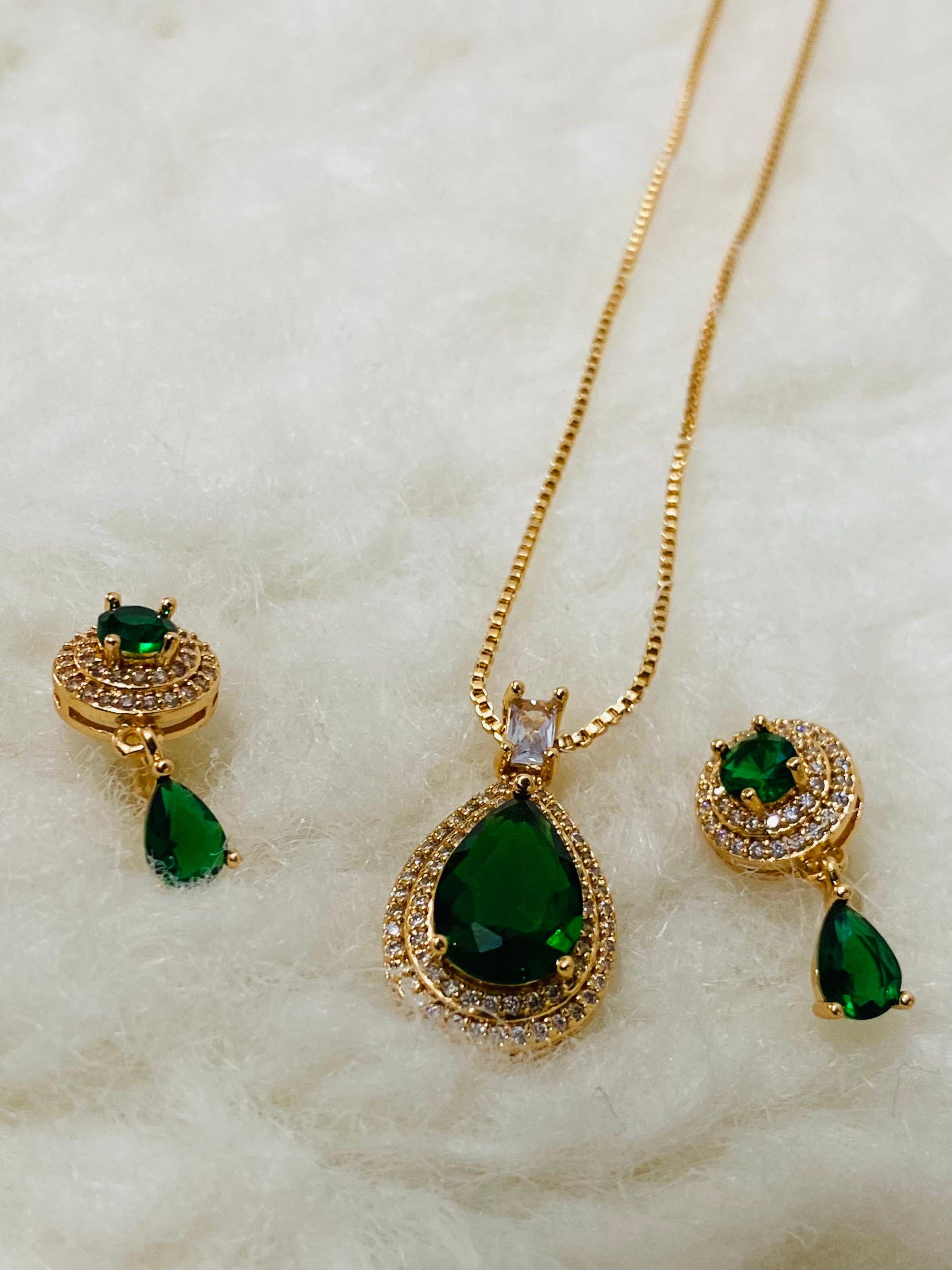 Elegant Gold and Green Teardrop Pendant Set