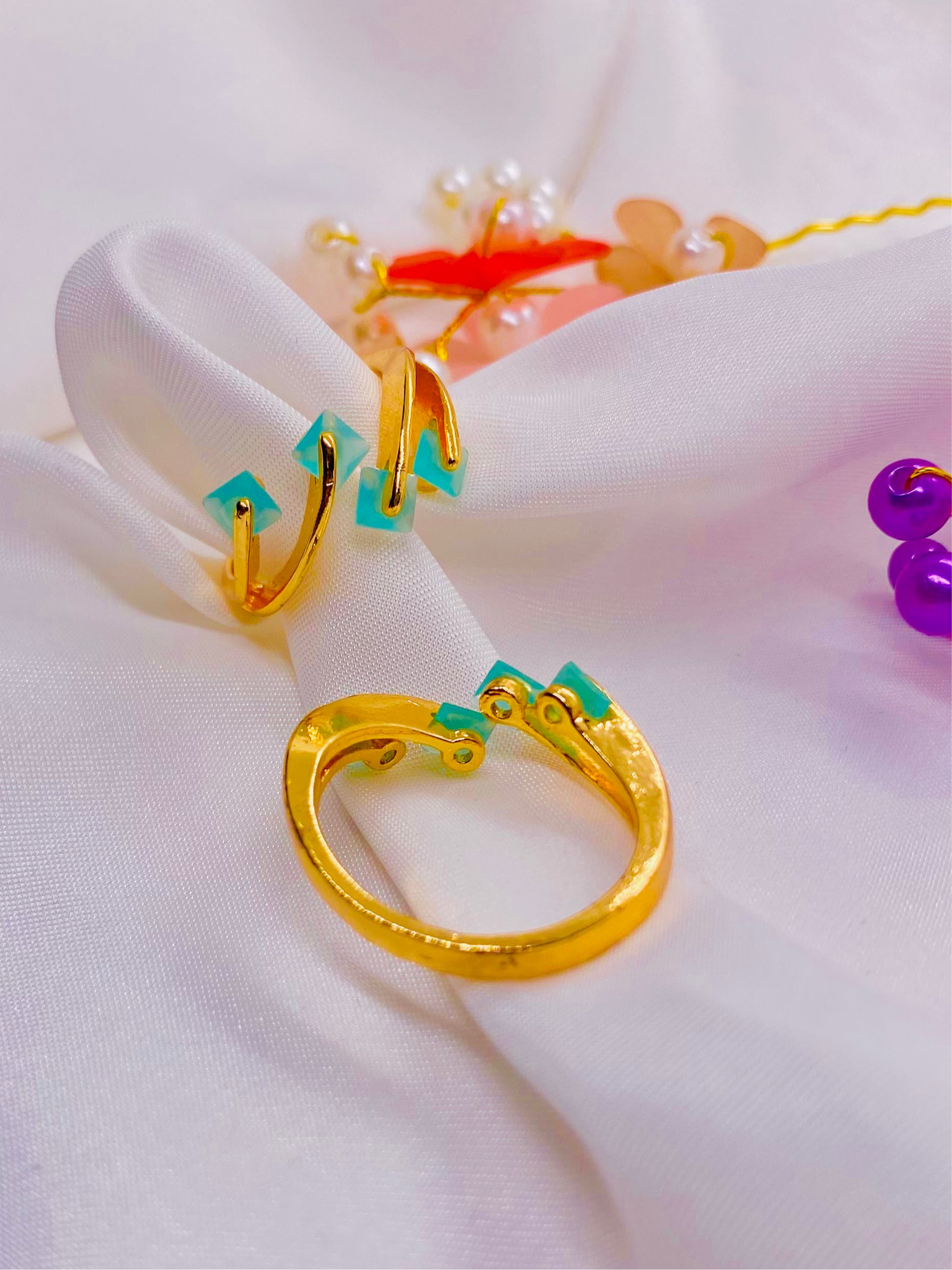 Chic Gold-Plated Ring with Turquoise Enamel Accents