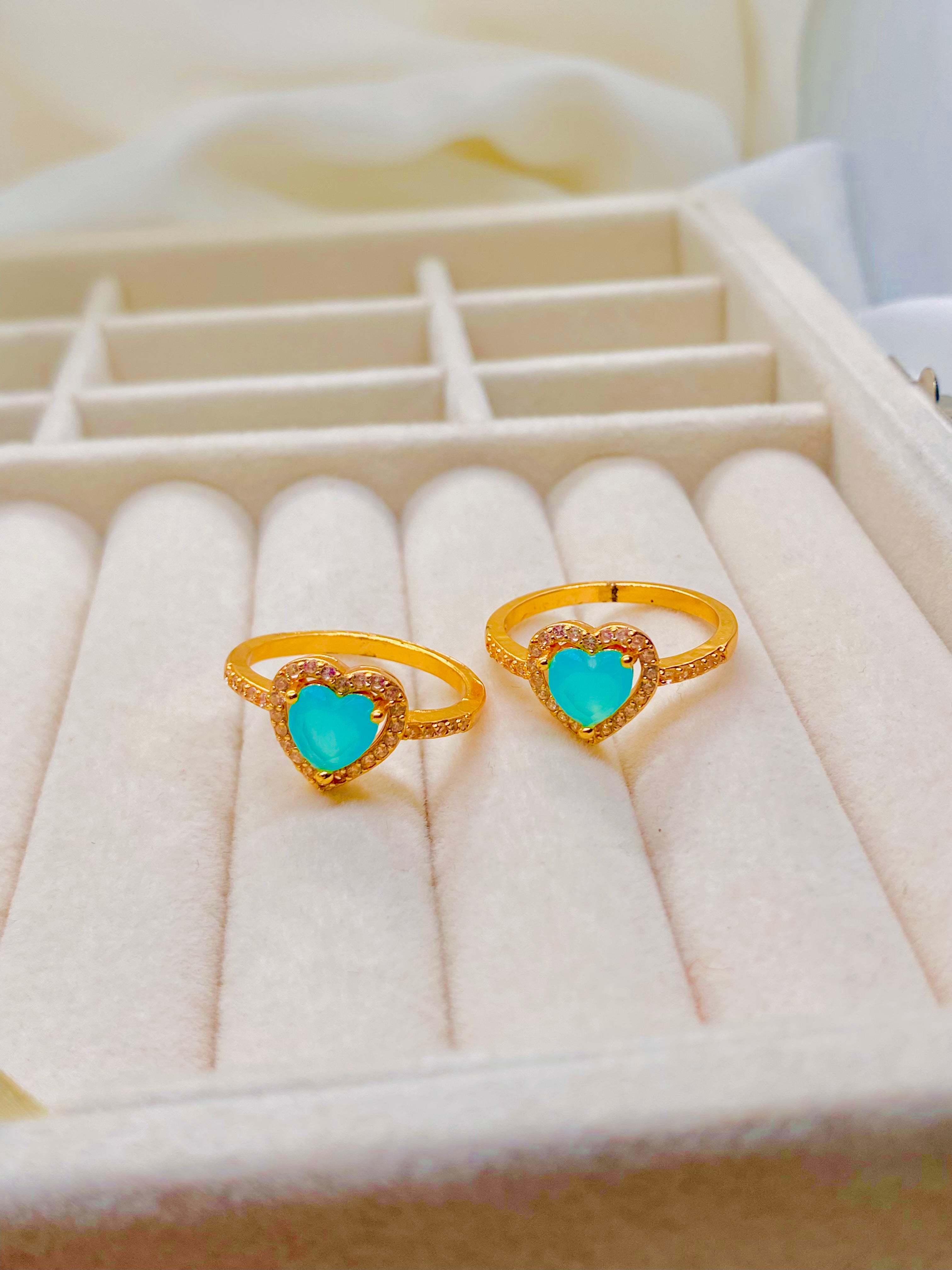 Luxurious Gold Heart-Shaped Turquoise Gemstone Ring