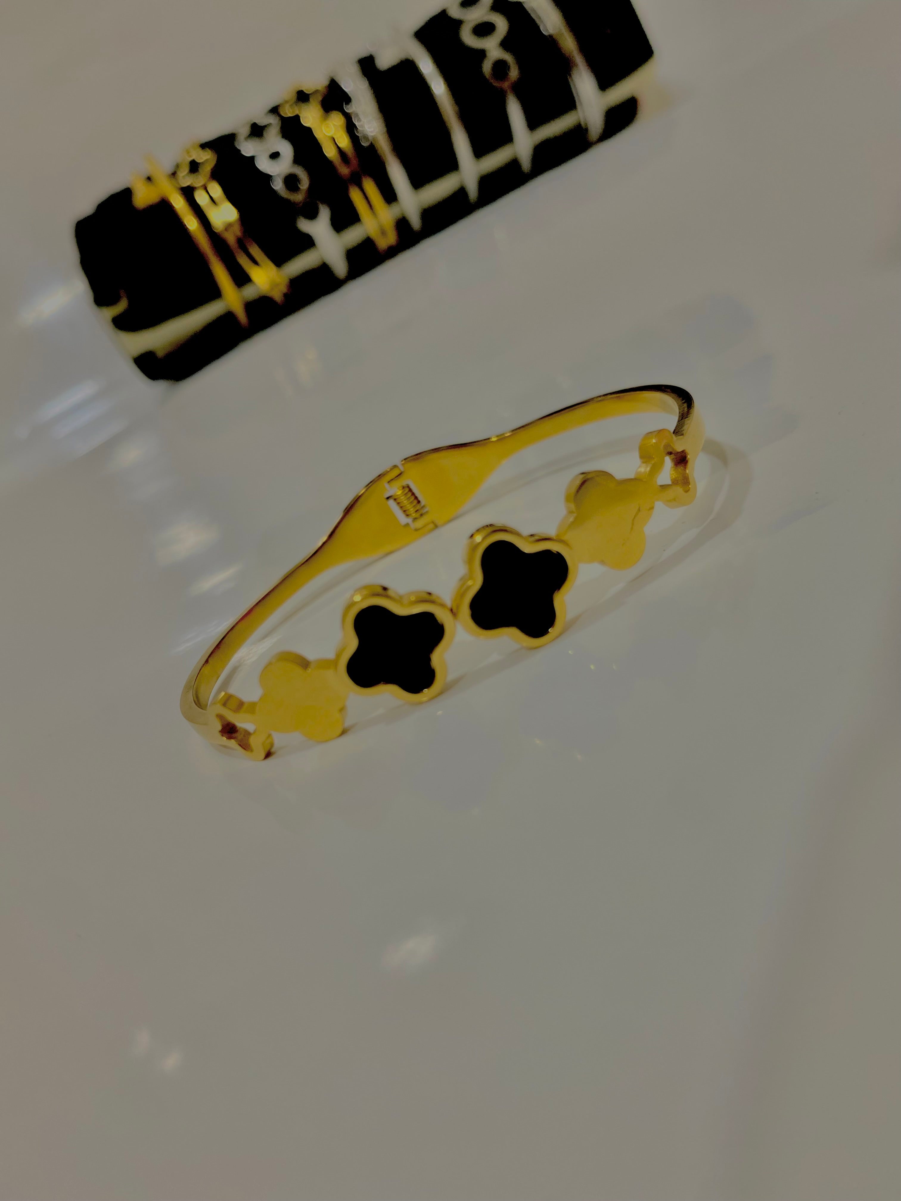 Elegant Gold & Black Clover Bracelet