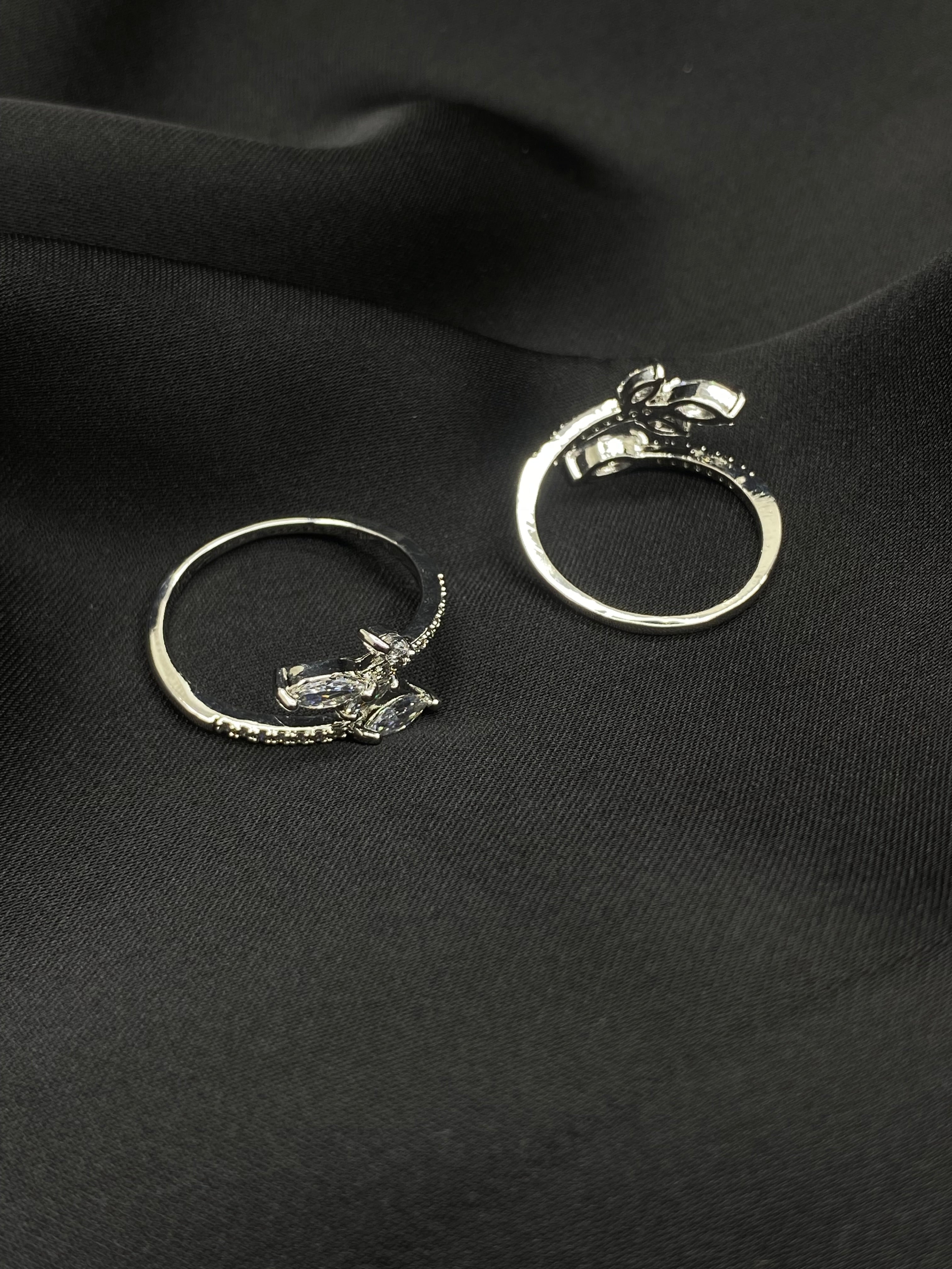 Elegant Leaf-Inspired Diamond Ring