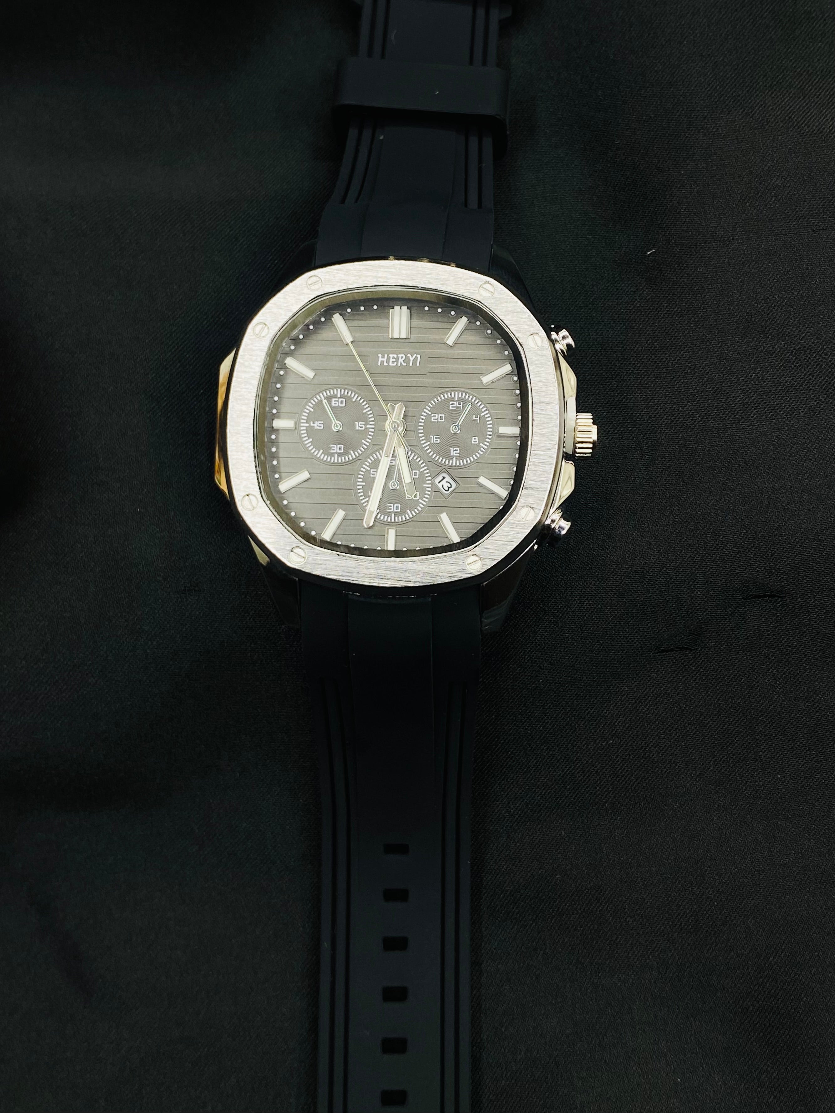 HERYI Chronograph Luxury Sports Watch – Black Dial with Rubber Strap