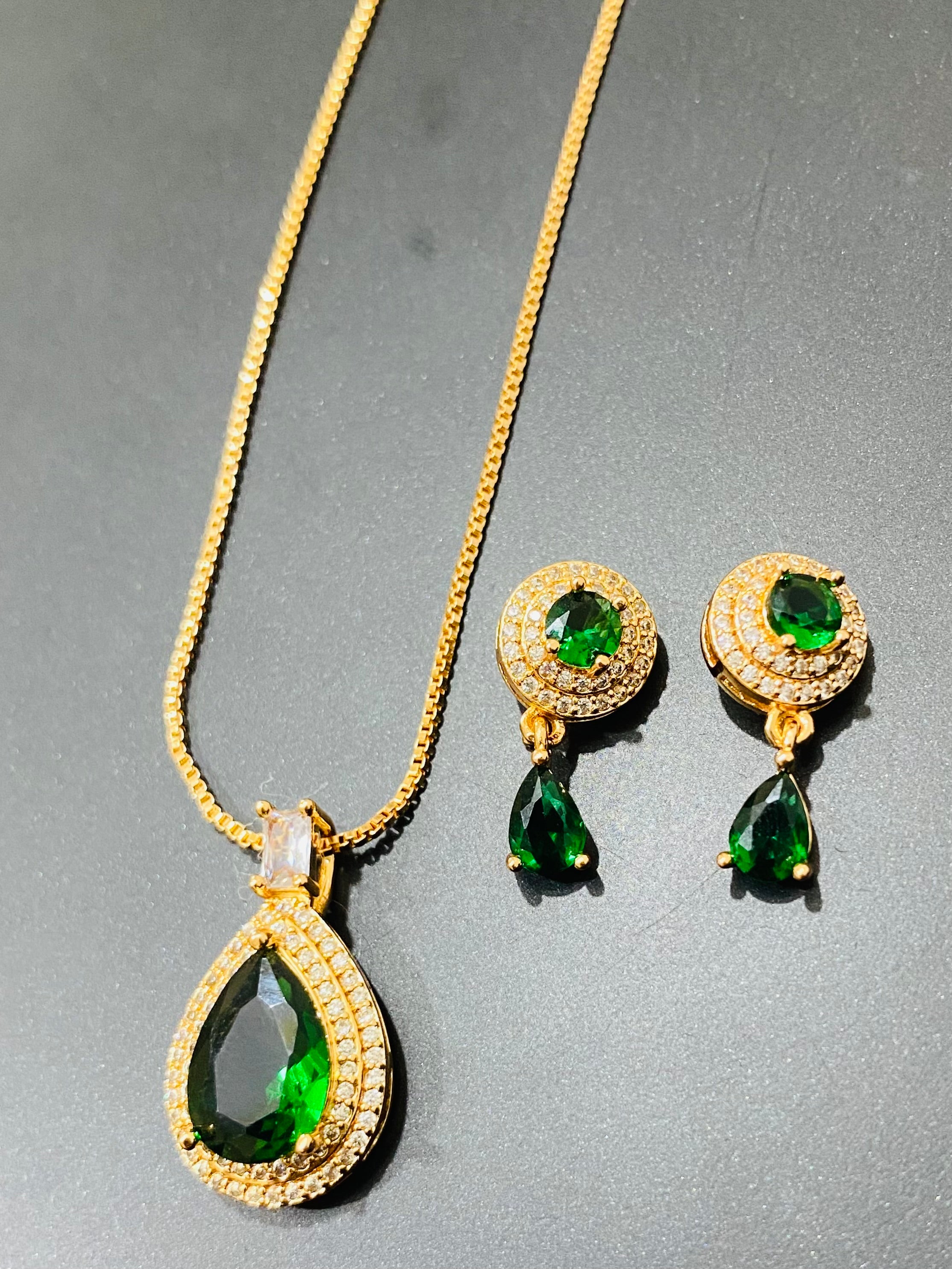 Elegant Gold and Green Teardrop Pendant Set