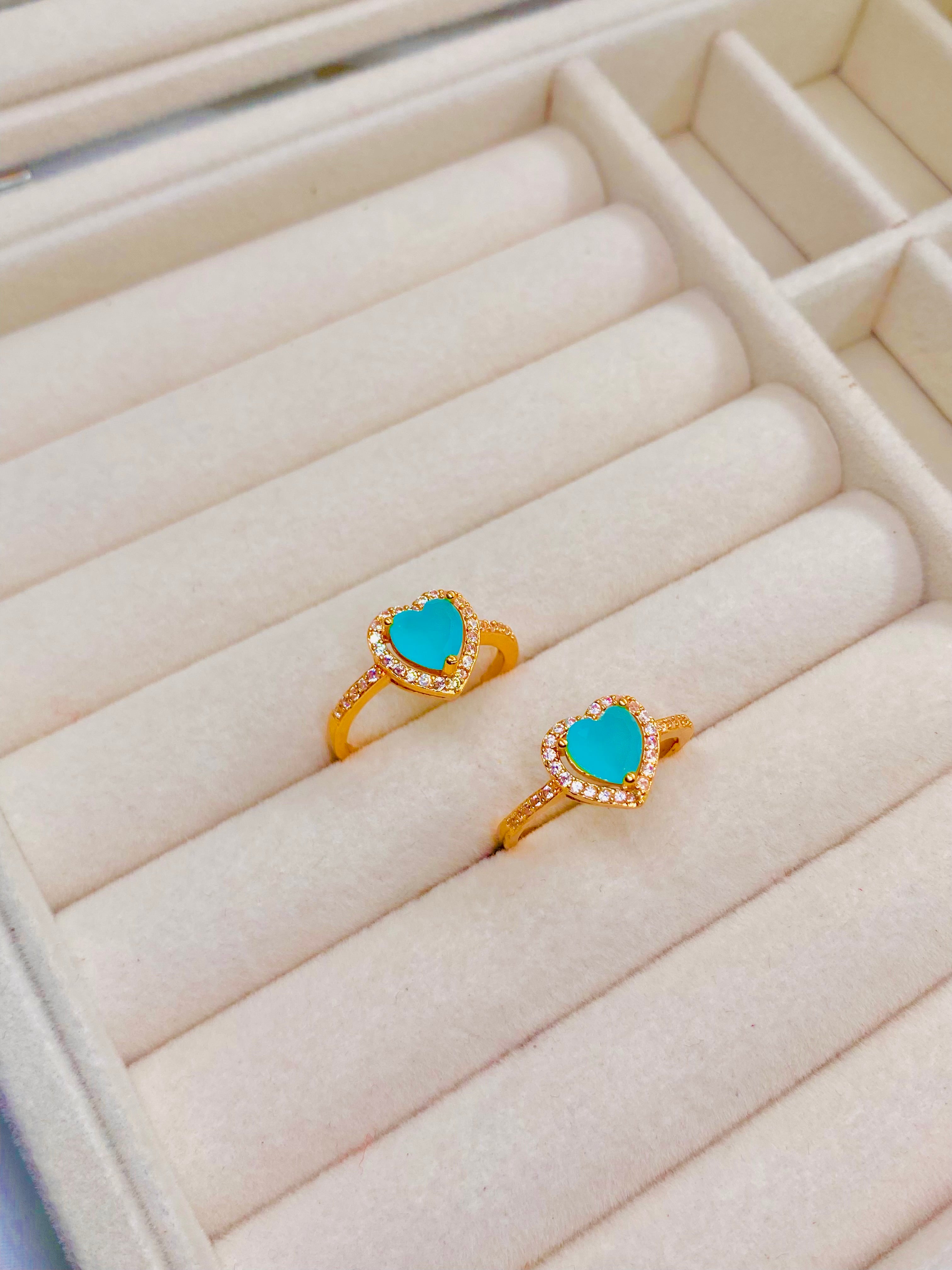 Luxurious Gold Heart-Shaped Turquoise Gemstone Ring