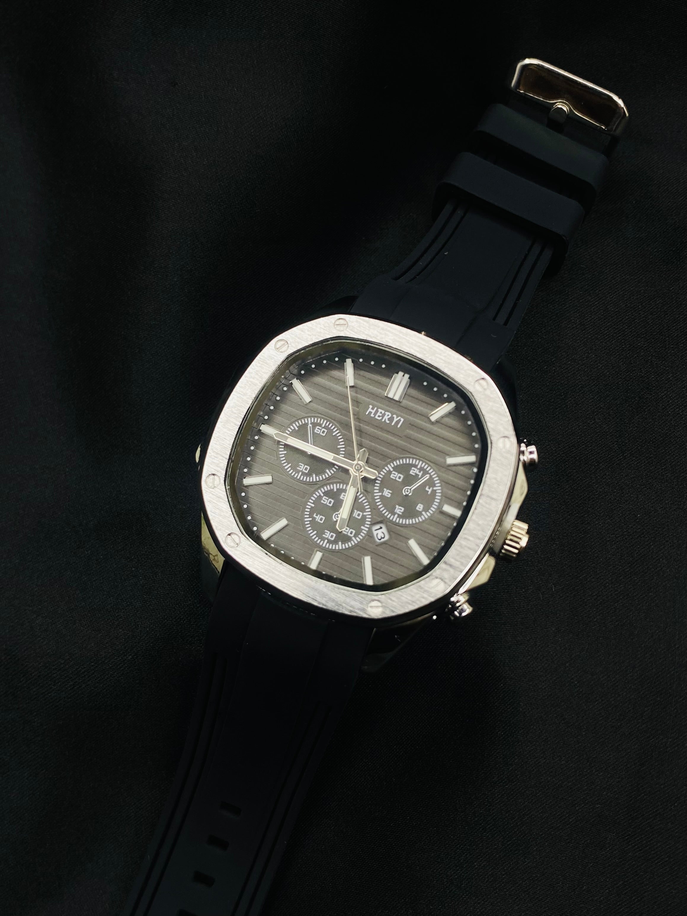 HERYI Chronograph Luxury Sports Watch – Black Dial with Rubber Strap