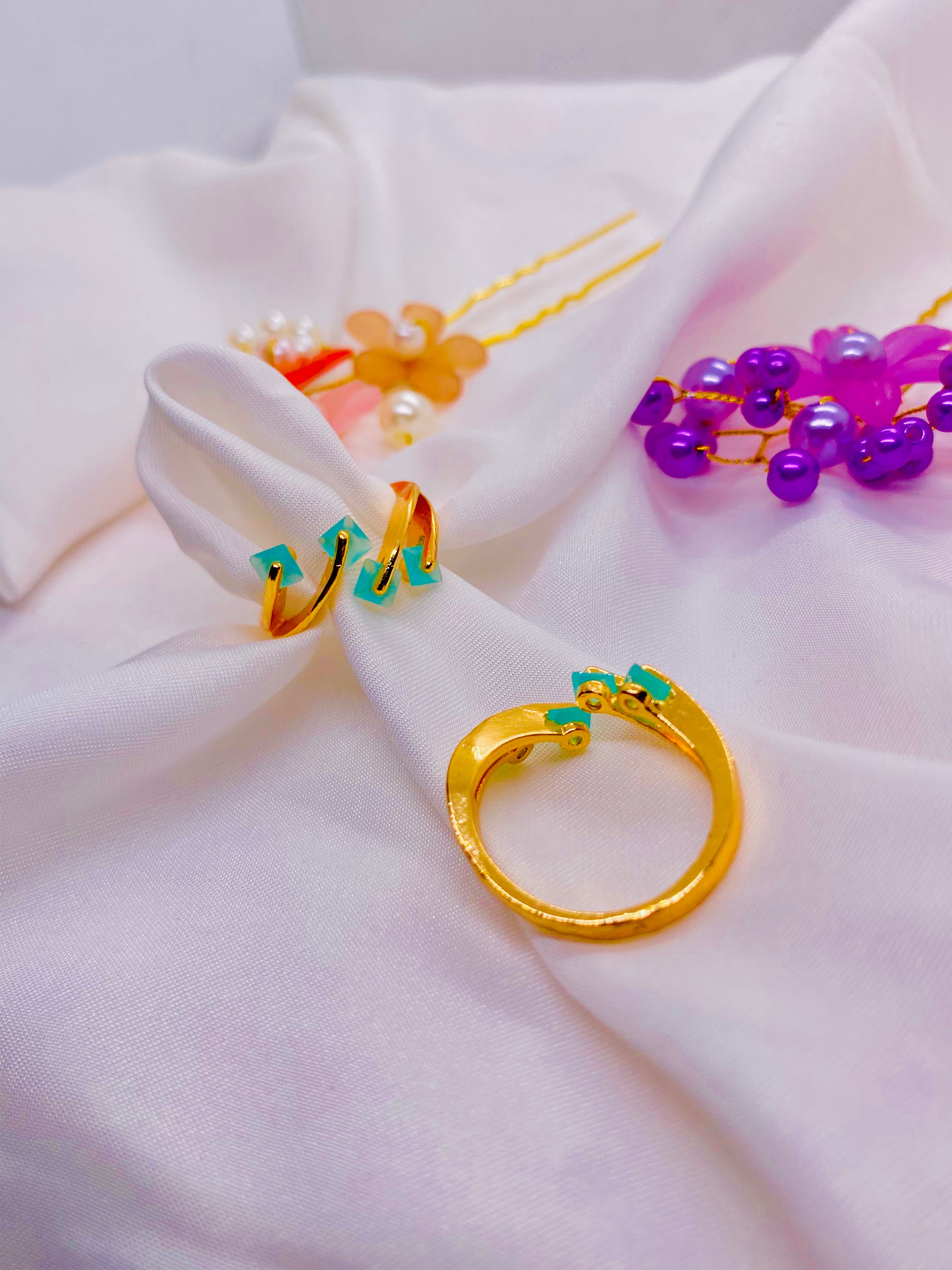 Chic Gold-Plated Ring with Turquoise Enamel Accents